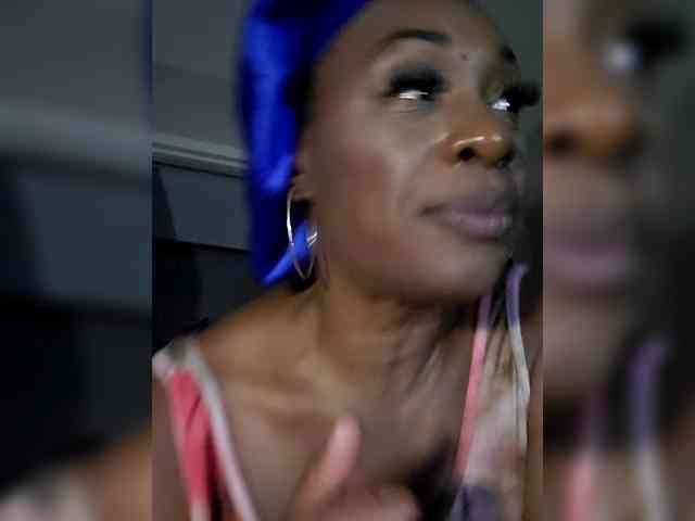 QueenAnitaDix webcam