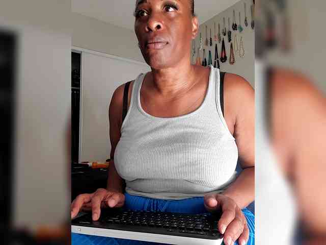 QueenAnitaDix webcam