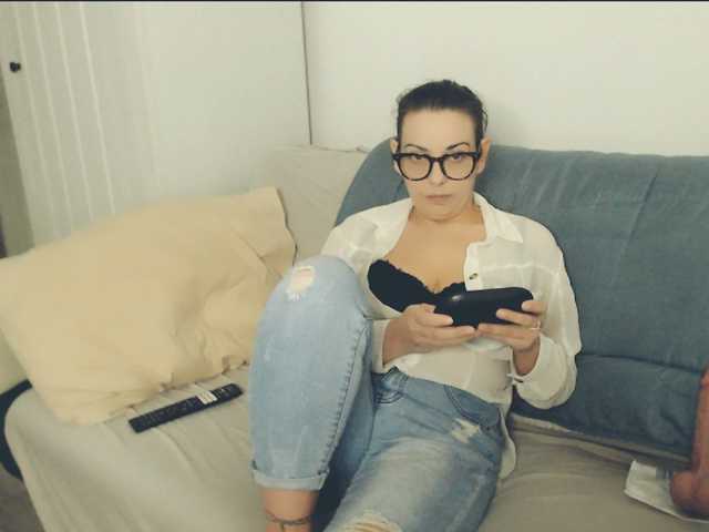 GiuliaHotXXX1, live now on BongaCams