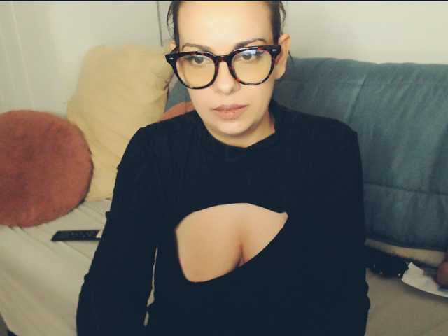 GiuliaHotXXX1 live cam preview