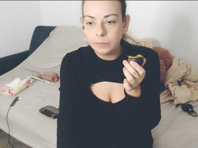 GiuliaHotXXX1 live cam preview