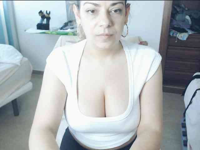 GiuliaHotXXX1 webcam