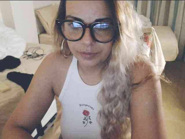 GiuliaHotXXX1 webcam