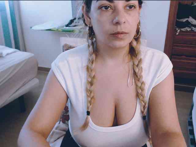 GiuliaHotXXX1 webcam