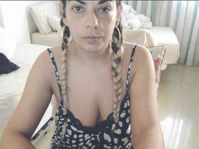 GiuliaHotXXX1 webcam