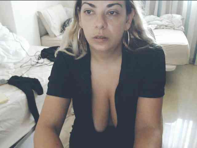 GiuliaHotXXX1 webcam