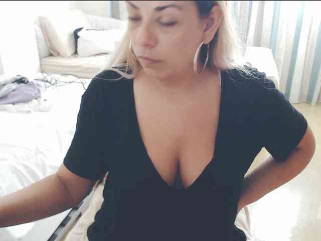 GiuliaHotXXX1 webcam