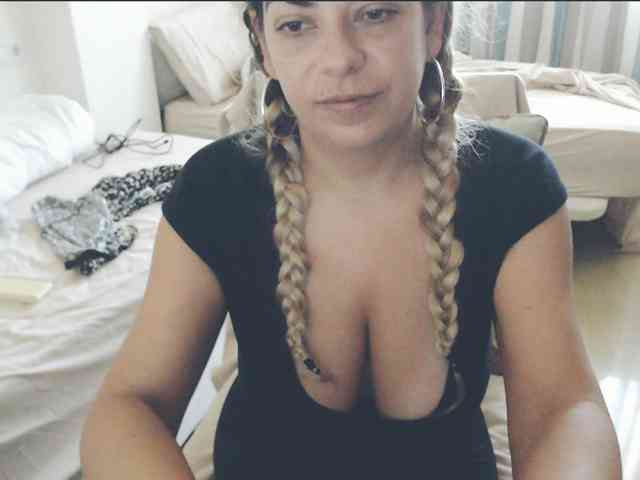 GiuliaHotXXX1 webcam