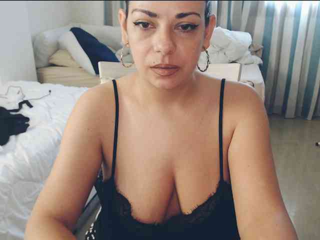 GiuliaHotXXX1 webcam