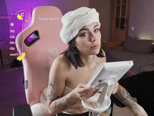 GroteskCouple live cam preview