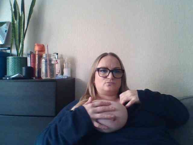 GoddessNIKI webcam