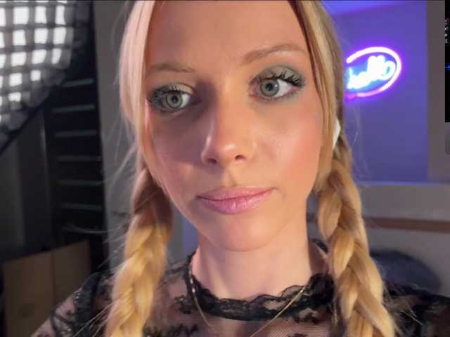 Mini-tiny live cam on BongaCams