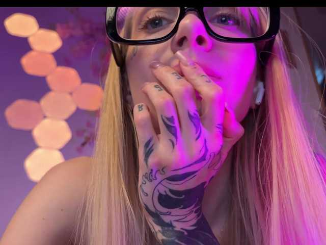 Mini-tiny live cam on BongaCams