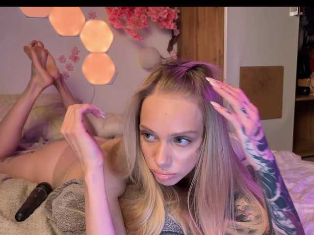 Mini-tiny live cam on BongaCams