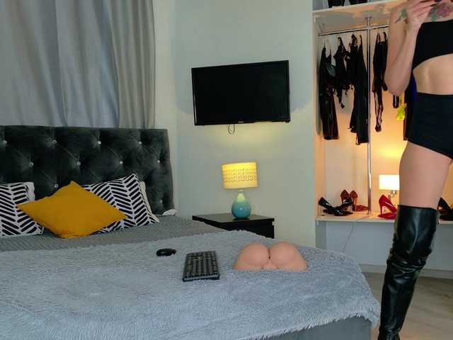 InvitingTina live webcam show