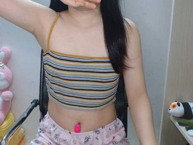 Ernesta102 live cam on BongaCams