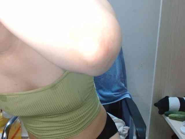 Ernesta102 webcam