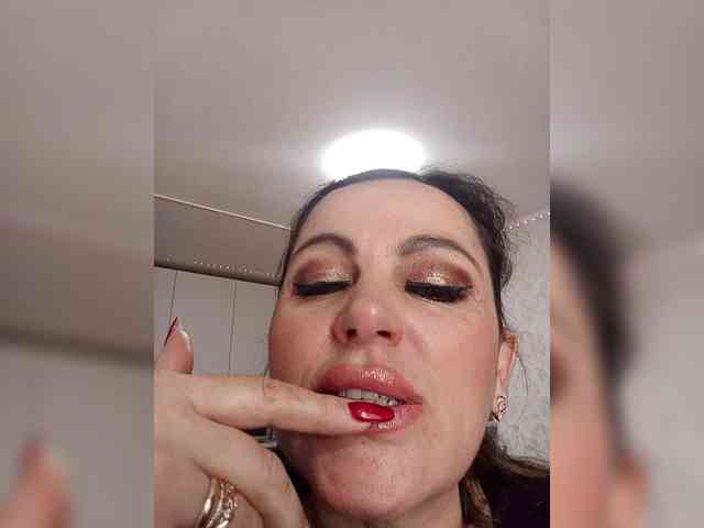 Miss_Kiss_Kiss webcam