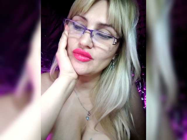 Freya-Milf live cam on BongaCams