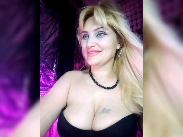 Freya-Milf live cam on BongaCams