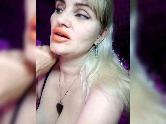 freya-milf's live room