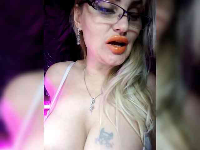 freya-milf's live room