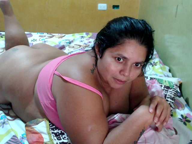 mia-naughty live cam on BongaCams