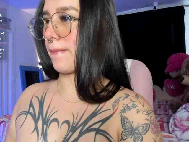 Karolina-evans's cam show statistics and live stream