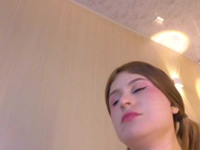 Emma-Blonde live cam on BongaCams