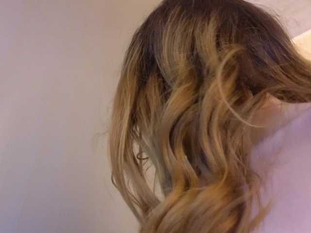 Emma-Blonde live cam on BongaCams