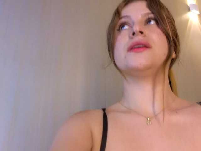Emma-Blonde live cam on BongaCams