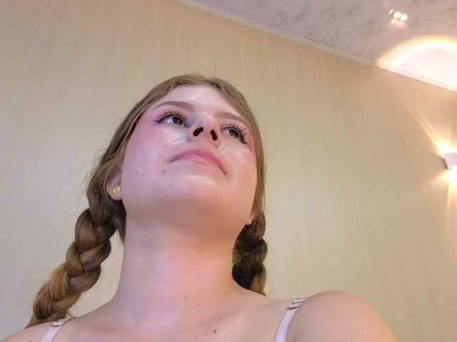 Emma-Blonde live cam on BongaCams