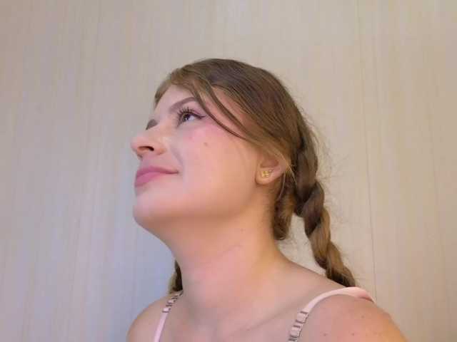 Emma-Blonde live cam on BongaCams