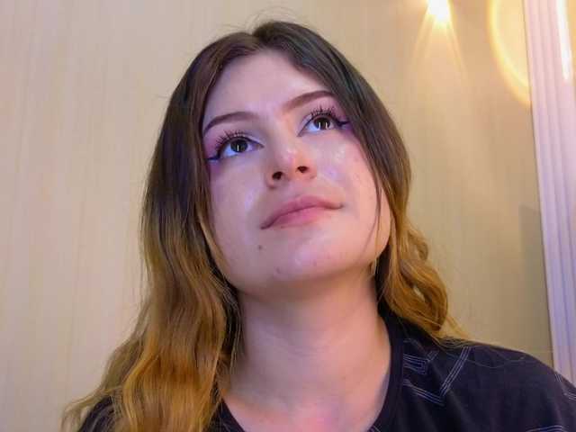 Emma-Blonde live cam on BongaCams