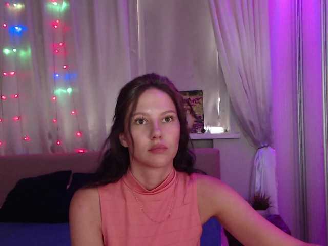 le modèle __--_-___---_-_-_- est en webcam porno dans un show sur le site bongacams, il possède les tags suivants: White/Caucasian,Brunette,Shaved