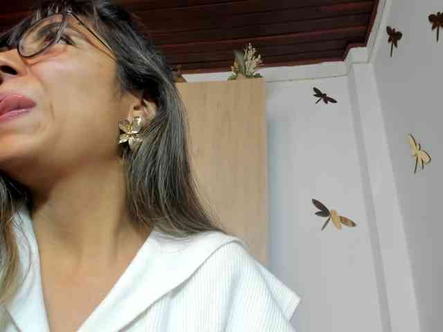 Isabella221 webcam
