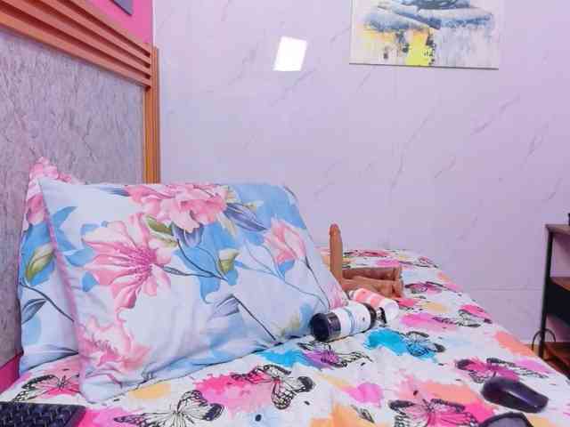 kinkyhousewifee webcam