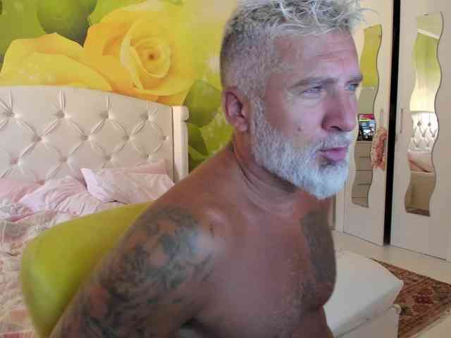 blowmyxxl Live Webcam on BongaCams