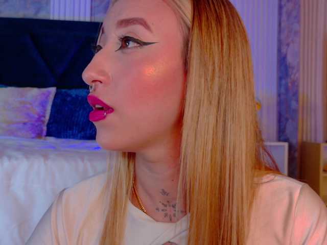 MollyyCruz live cam on BongaCams