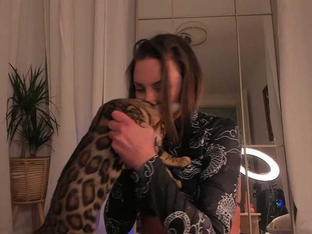 Foxe-Sailey's BongaCams show and profile