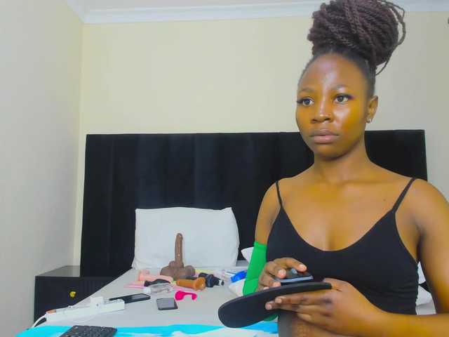 Pretty-Queen live cam on BongaCams