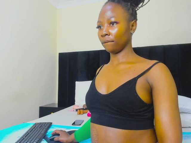 Pretty-Queen live cam on BongaCams