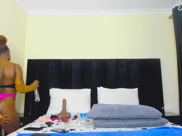 Pretty-Queen live cam on BongaCams