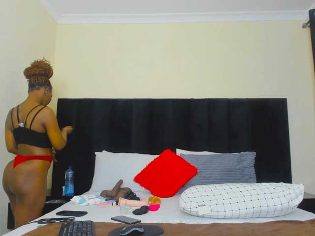 Pretty-Queen live cam on BongaCams