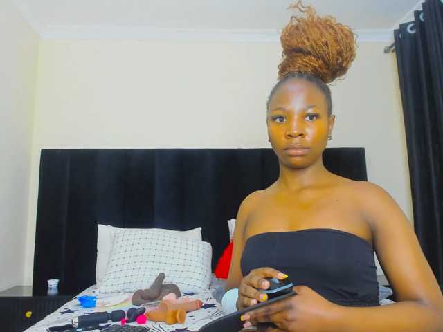 Pretty-Queen live cam on BongaCams