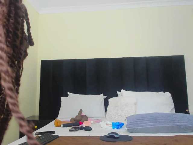 Pretty-Queen live cam on BongaCams