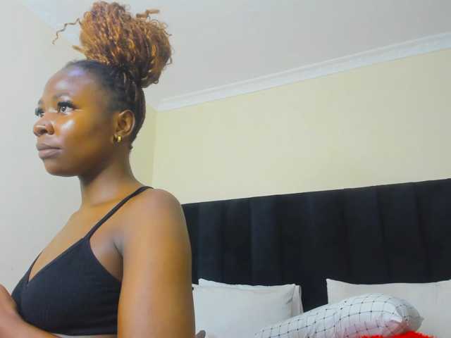 Pretty-Queen live cam on BongaCams