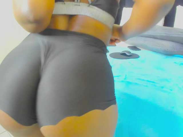 Pretty-Queen live cam on BongaCams