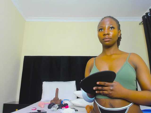 Pretty-Queen live cam on BongaCams