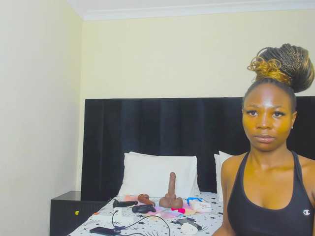 Pretty-Queen live cam on BongaCams